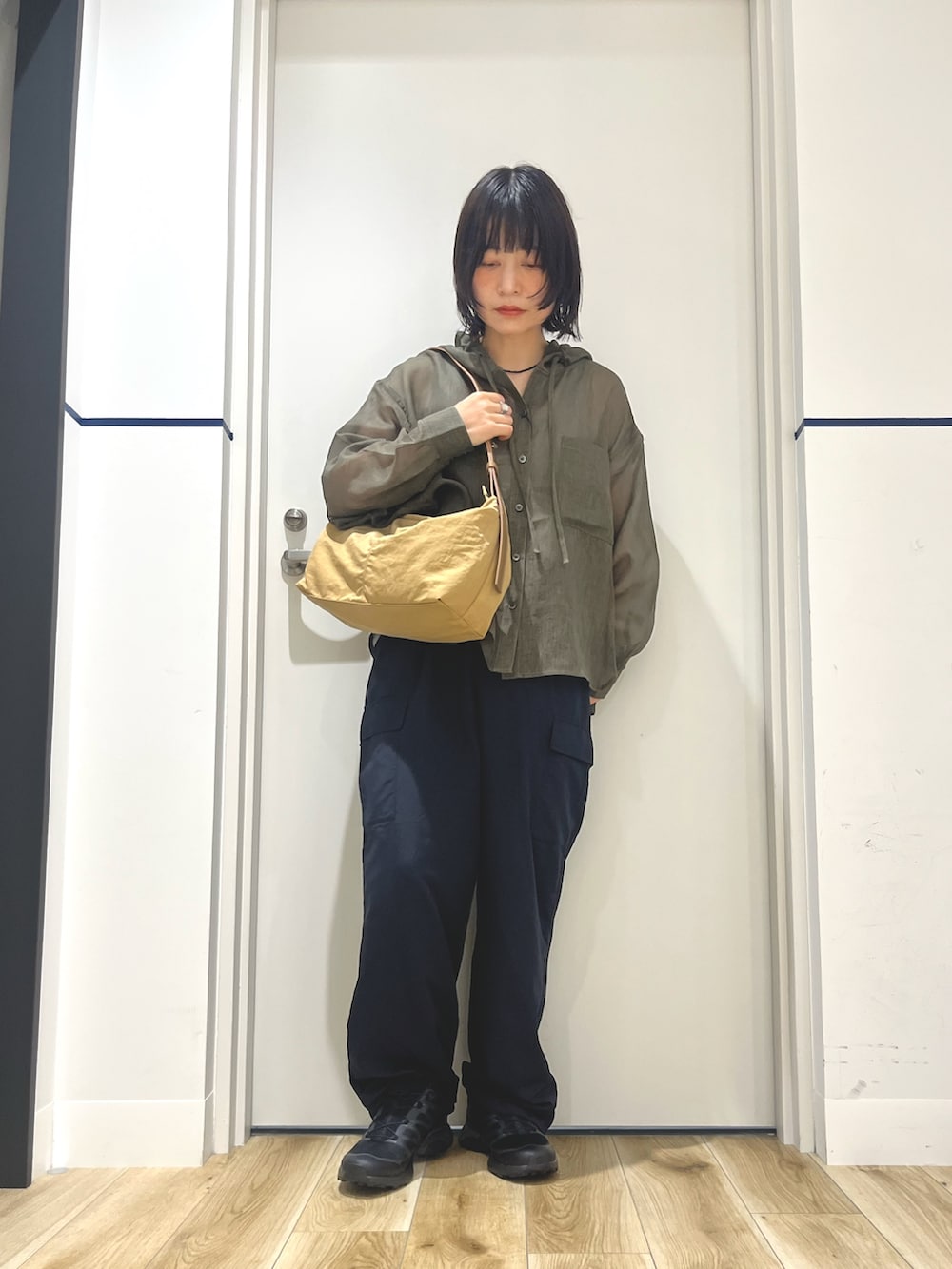 グレー系のシャツ/ブラウス、ベージュ系のバッグ、ブルー系のその他パンツを着用したレディースの夏コーディネートの3枚目の写真