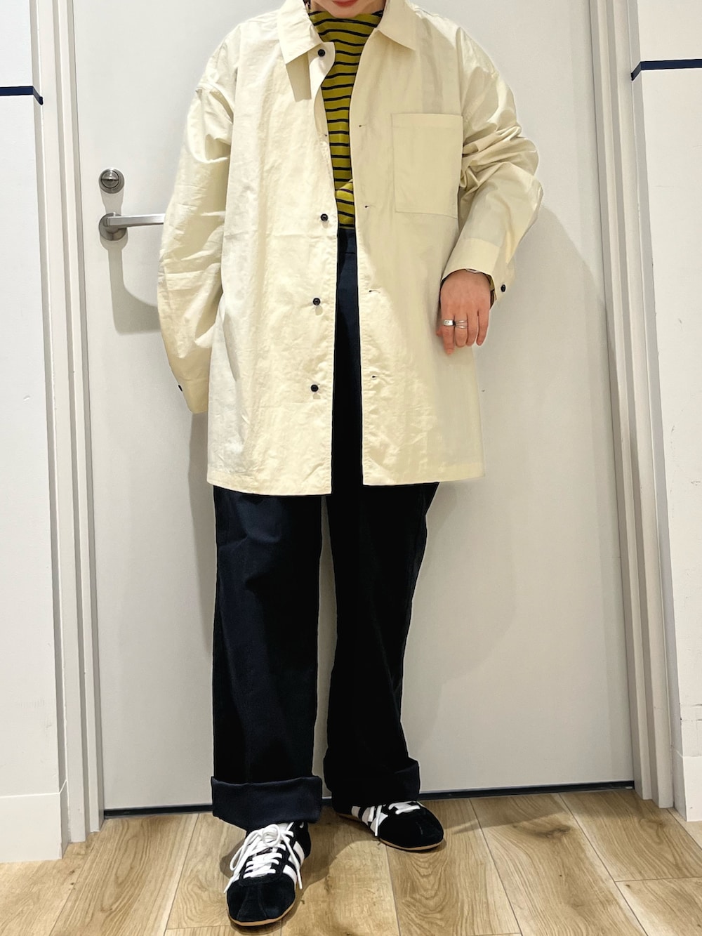 イエロー系のTシャツ/カットソー、ホワイト系のシャツ/ブラウス、ブラック系のバックパック/リュックを着用したレディースの秋コーディネートの4枚目の写真