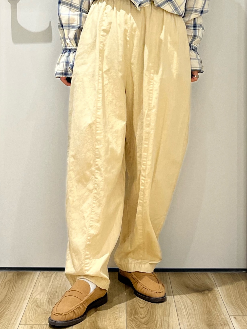 ブルー系のシャツ/ブラウス、イエロー系のその他パンツ、イエロー系のローファーを着用したレディースの春コーディネートの4枚目の写真