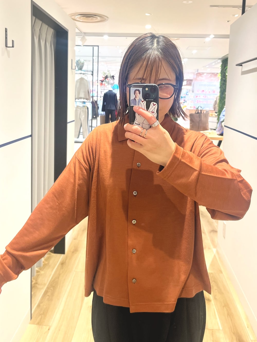 ベージュ系のシャツ/ブラウス、グレー系のその他アウター、ブラック系のその他パンツを着用したレディースの秋コーディネートの4枚目の写真