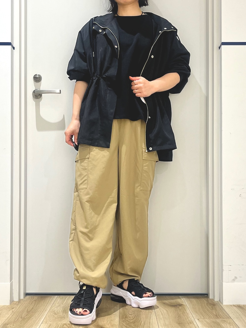 ブラック系のその他アウター、ブラック系のTシャツ/カットソー、ベージュ系のその他パンツを着用したレディースの夏コーディネートの4枚目の写真