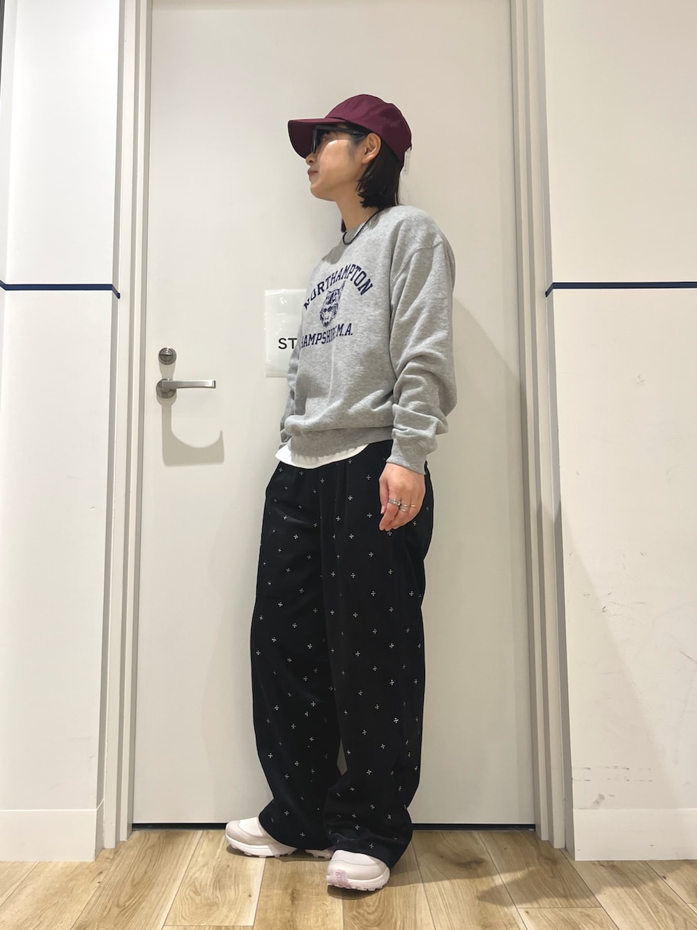 ピンク系のスニーカー、グレー系のスウェット、ホワイト系のTシャツ/カットソーを着用したレディースの秋コーディネートの2枚目の写真