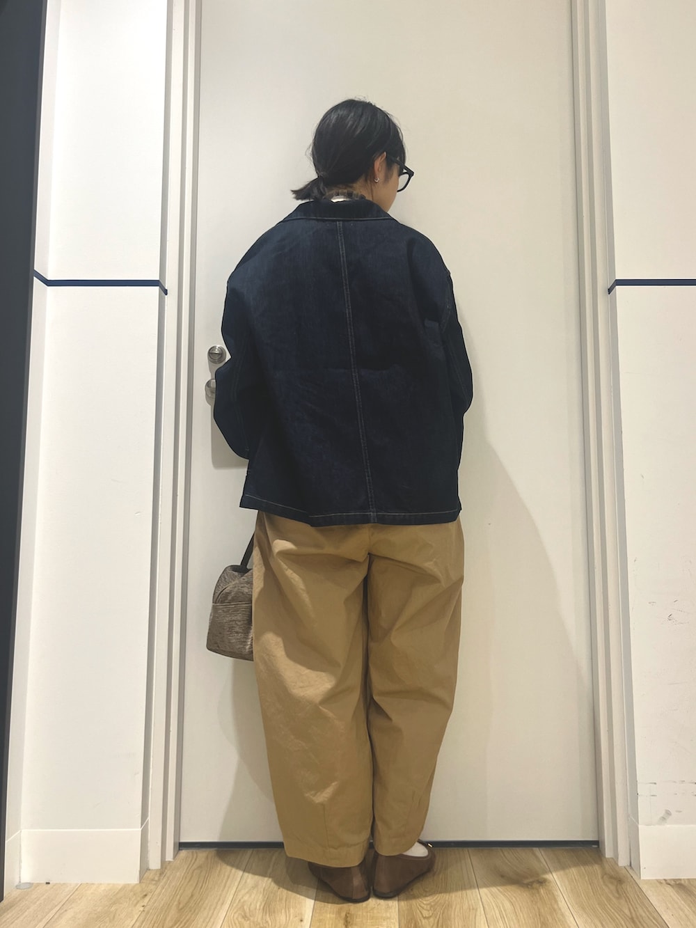 ベージュ系のシャツ/ブラウス、ブルー系のデニムジャケット、ベージュ系のその他パンツを着用したレディースの秋コーディネートの3枚目の写真