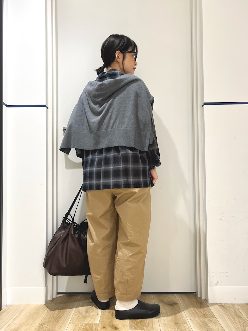 グレー系のカーディガン/ボレロ、ベージュ系のその他パンツ、ブラウン系のトートバッグを着用したレディースの秋コーディネートの3枚目の写真