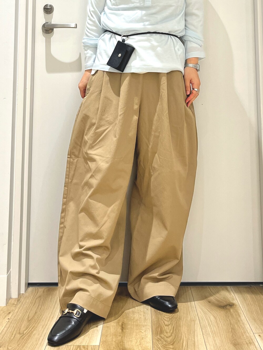 ベージュ系のその他パンツ、ブラック系のローファー、ホワイト系のTシャツ/カットソーを着用したレディースの秋コーディネートの4枚目の写真