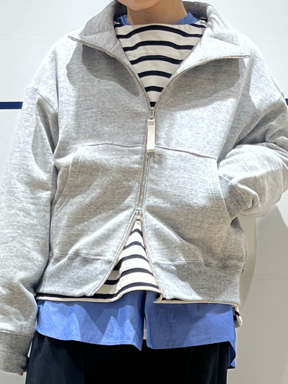 ブラック系のその他パンツ、ブラック系のローファー、ブルー系のシャツ/ブラウスを着用したレディースの冬コーディネートの4枚目の写真