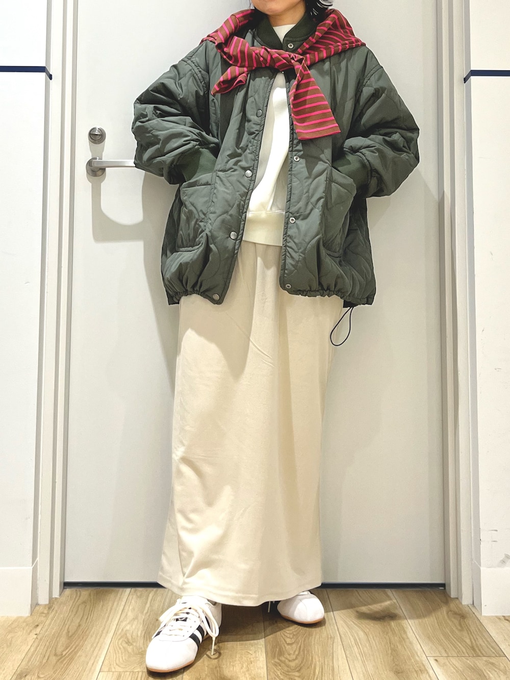 ブラウン系のTシャツ/カットソー、グリーン系のブルゾン、ホワイト系のスウェットを着用したレディースの秋コーディネートの4枚目の写真