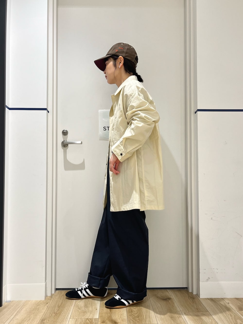 イエロー系のTシャツ/カットソー、ホワイト系のシャツ/ブラウス、ブラック系のバックパック/リュックを着用したレディースの秋コーディネートの2枚目の写真