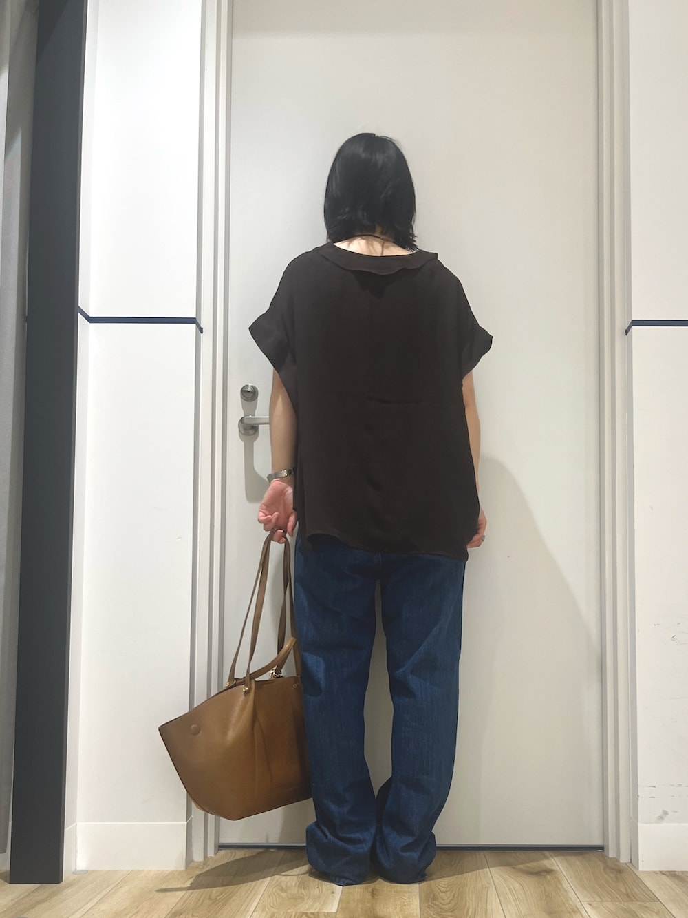 ブラウン系のシャツ/ブラウス、ブルー系のデニムパンツ、イエロー系のトートバッグを着用したレディースの夏コーディネートの3枚目の写真