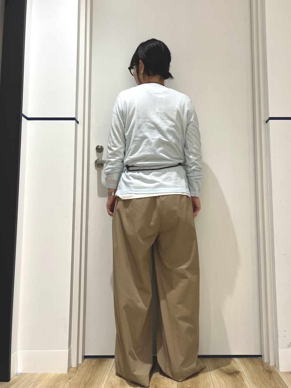 ベージュ系のその他パンツ、ブラック系のローファー、ホワイト系のTシャツ/カットソーを着用したレディースの秋コーディネートの3枚目の写真