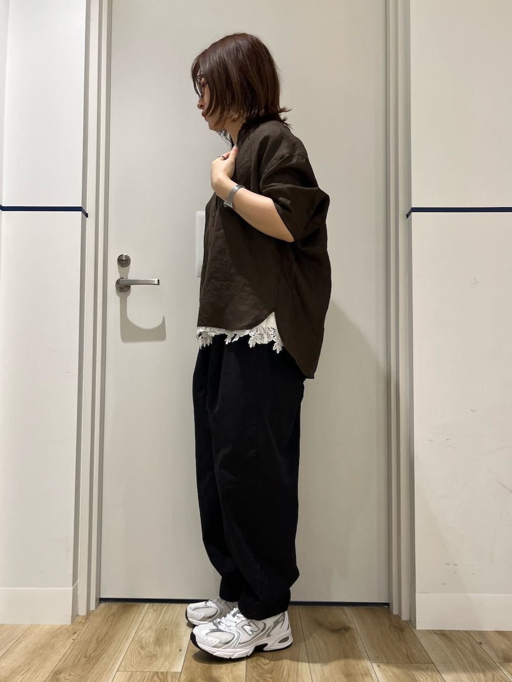 ブラック系のその他パンツ、シルバー系のスニーカー、ホワイト系のTシャツ/カットソーを着用したレディースの春コーディネートの2枚目の写真