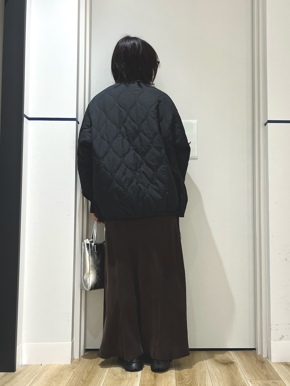 ホワイト系のTシャツ/カットソー、グレー系のニット/セーター、ブラック系のブルゾンを着用したレディースの秋コーディネートの3枚目の写真