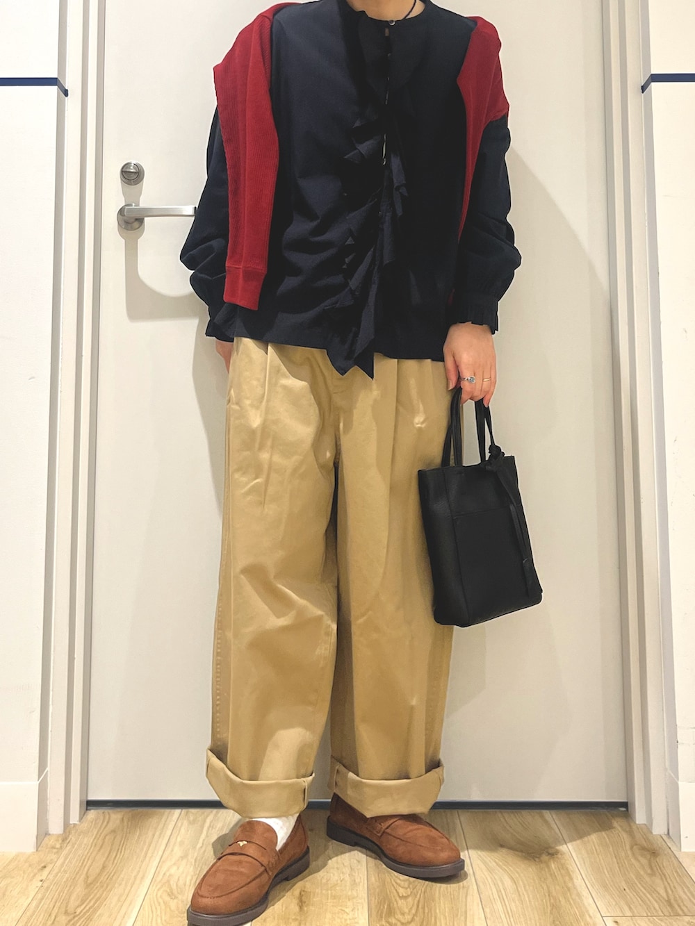 ベージュ系のその他パンツ、イエロー系のローファー、ブラック系のトートバッグを着用したレディースの秋コーディネートの4枚目の写真