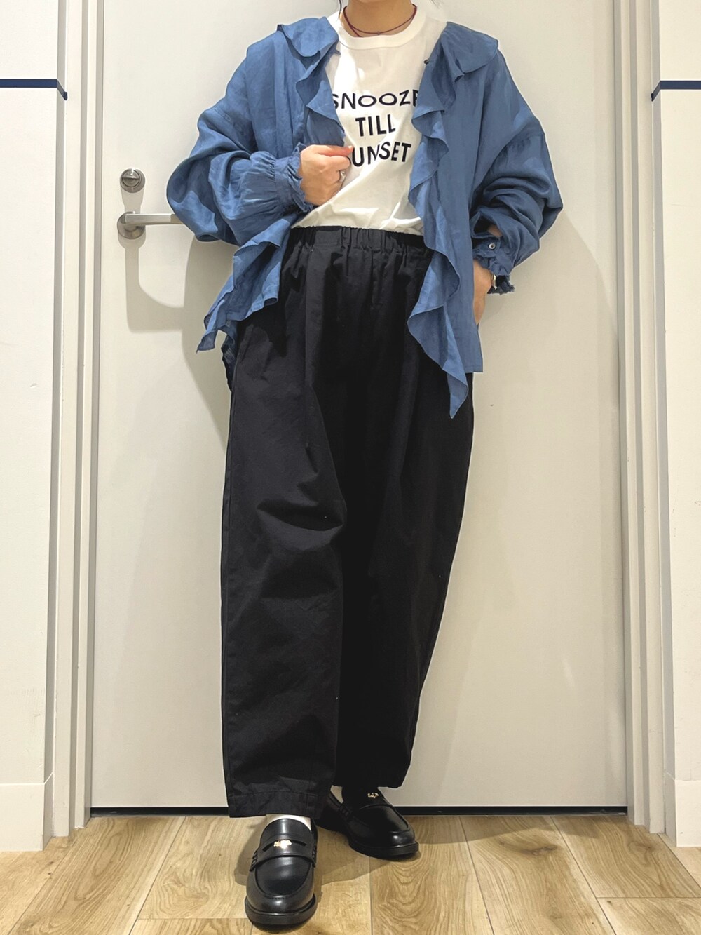 ブルー系のシャツ/ブラウス、ホワイト系のTシャツ/カットソー、グレー系のトートバッグを着用したレディースの夏コーディネートの7枚目の写真
