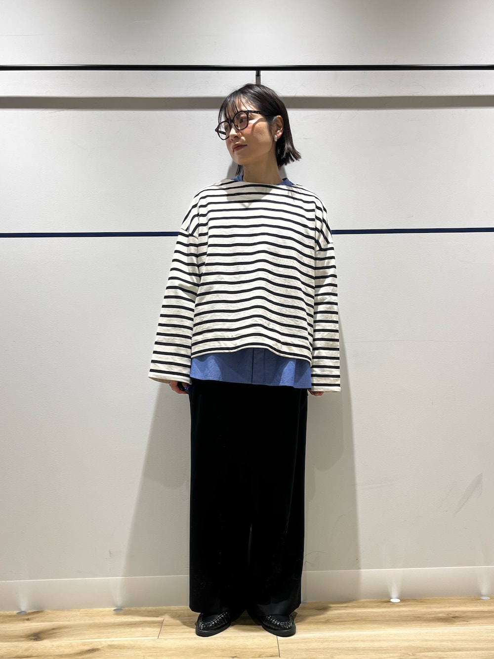 ブラック系のその他パンツ、ブラック系のローファー、ブルー系のシャツ/ブラウスを着用したレディースの冬コーディネートの6枚目の写真