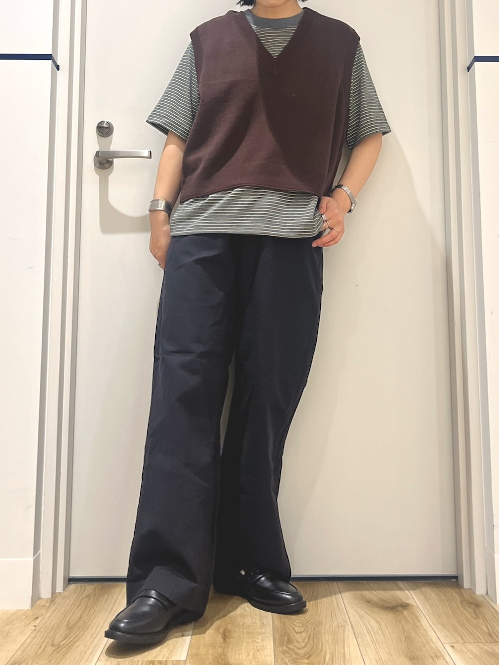 ブラウン系のベスト、グレー系のTシャツ/カットソー、ブラック系のその他パンツを着用したレディースの夏コーディネートの5枚目の写真
