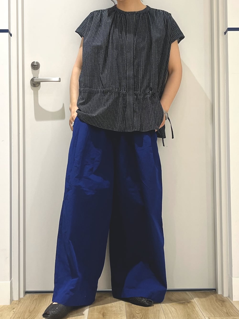 ブラック系のその他シューズ、ブルー系のその他パンツ、ブラック系のシャツ/ブラウスを着用したレディースの夏コーディネートの4枚目の写真