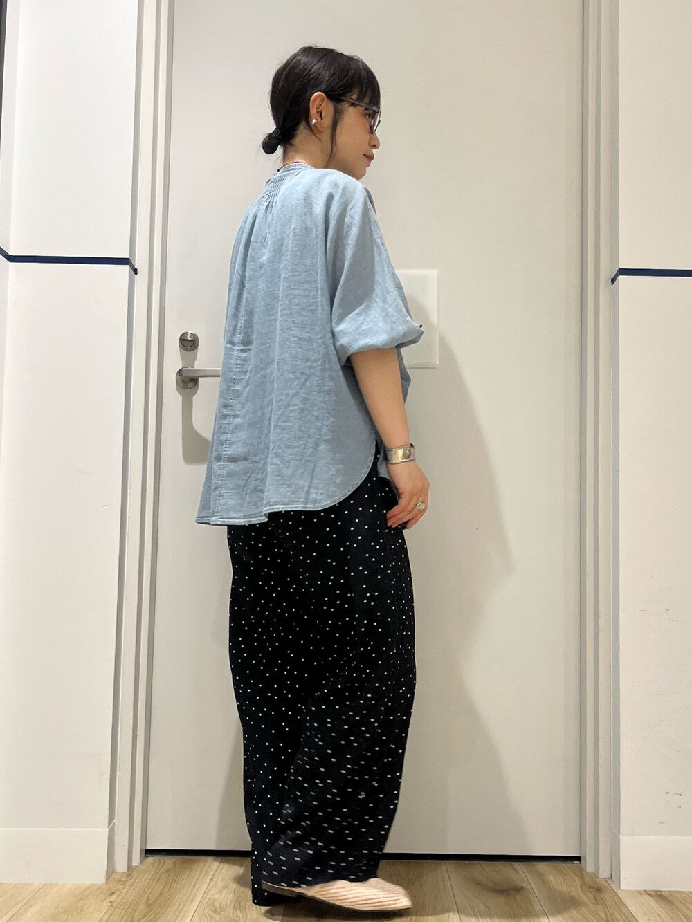 ホワイト系のバレエシューズ、ブラック系のその他パンツ、ブルー系のシャツ/ブラウスを着用したレディースの夏コーディネートの2枚目の写真