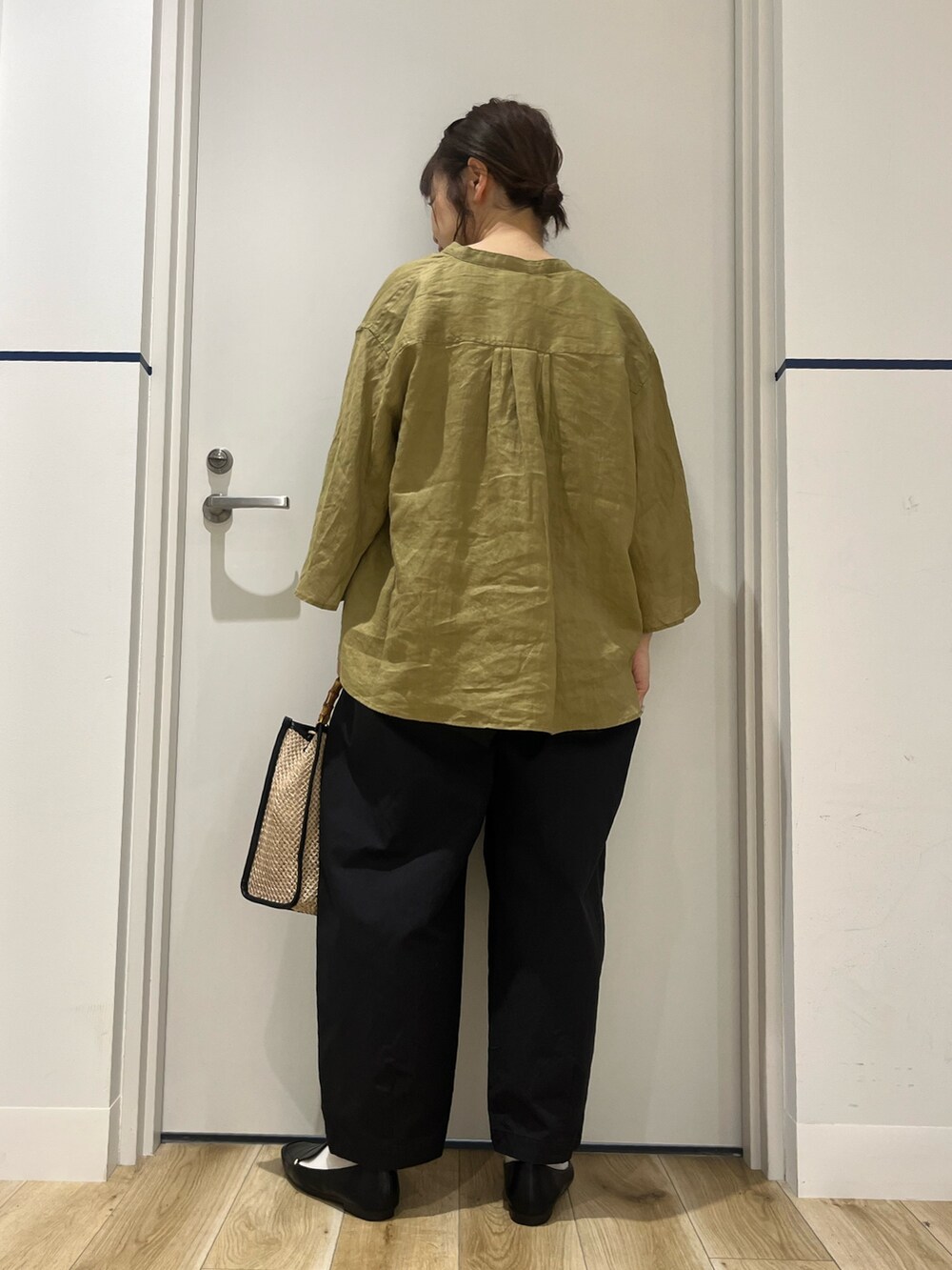 ブラック系のローファー、ブラック系のその他パンツ、ベージュ系のショルダーバッグを着用したレディースの春コーディネートの3枚目の写真