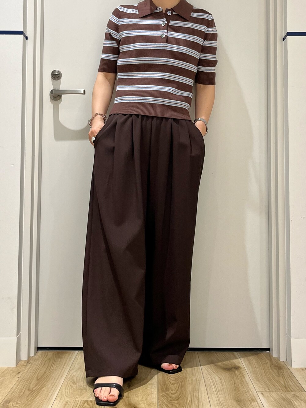 ブラウン系のニット/セーター、ブラウン系のその他パンツ、ブラック系のサンダルを着用したレディースの夏コーディネートの5枚目の写真