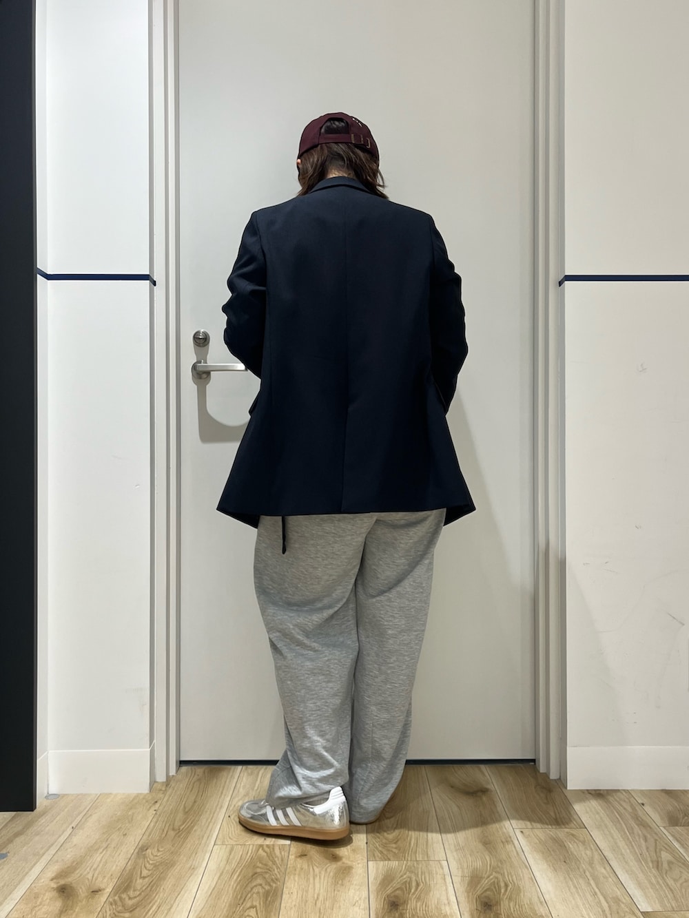 ブラック系のボディバッグ/ウエストポーチ、ブラック系のTシャツ/カットソー、グレー系のその他パンツを着用したレディースの春コーディネートの3枚目の写真