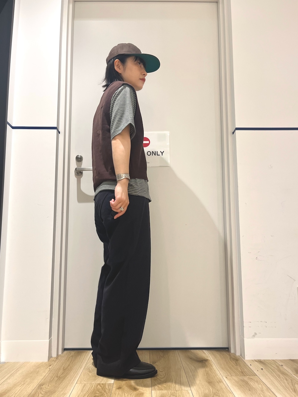 ブラウン系のベスト、グレー系のTシャツ/カットソー、ブラック系のその他パンツを着用したレディースの夏コーディネートの2枚目の写真