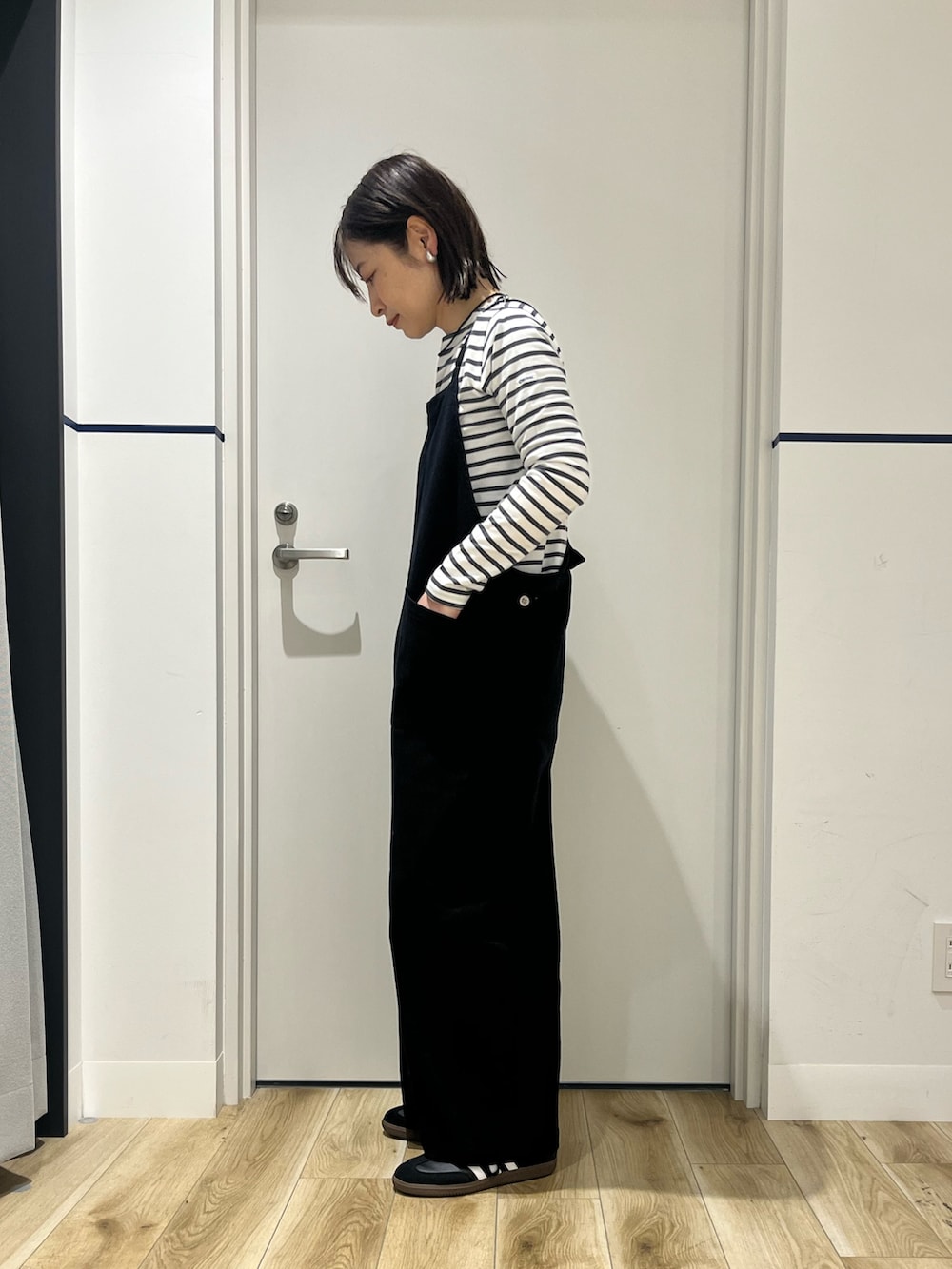 ホワイト系のTシャツ/カットソー、ブラック系のサロペット/オーバーオール、ホワイト系のハンドバッグを着用したレディースの春コーディネートの3枚目の写真