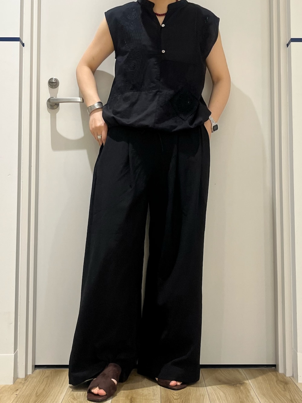 ブラック系のシャツ/ブラウス、ブラック系のその他パンツ、ブラウン系のサンダルを着用したレディースの夏コーディネートの3枚目の写真
