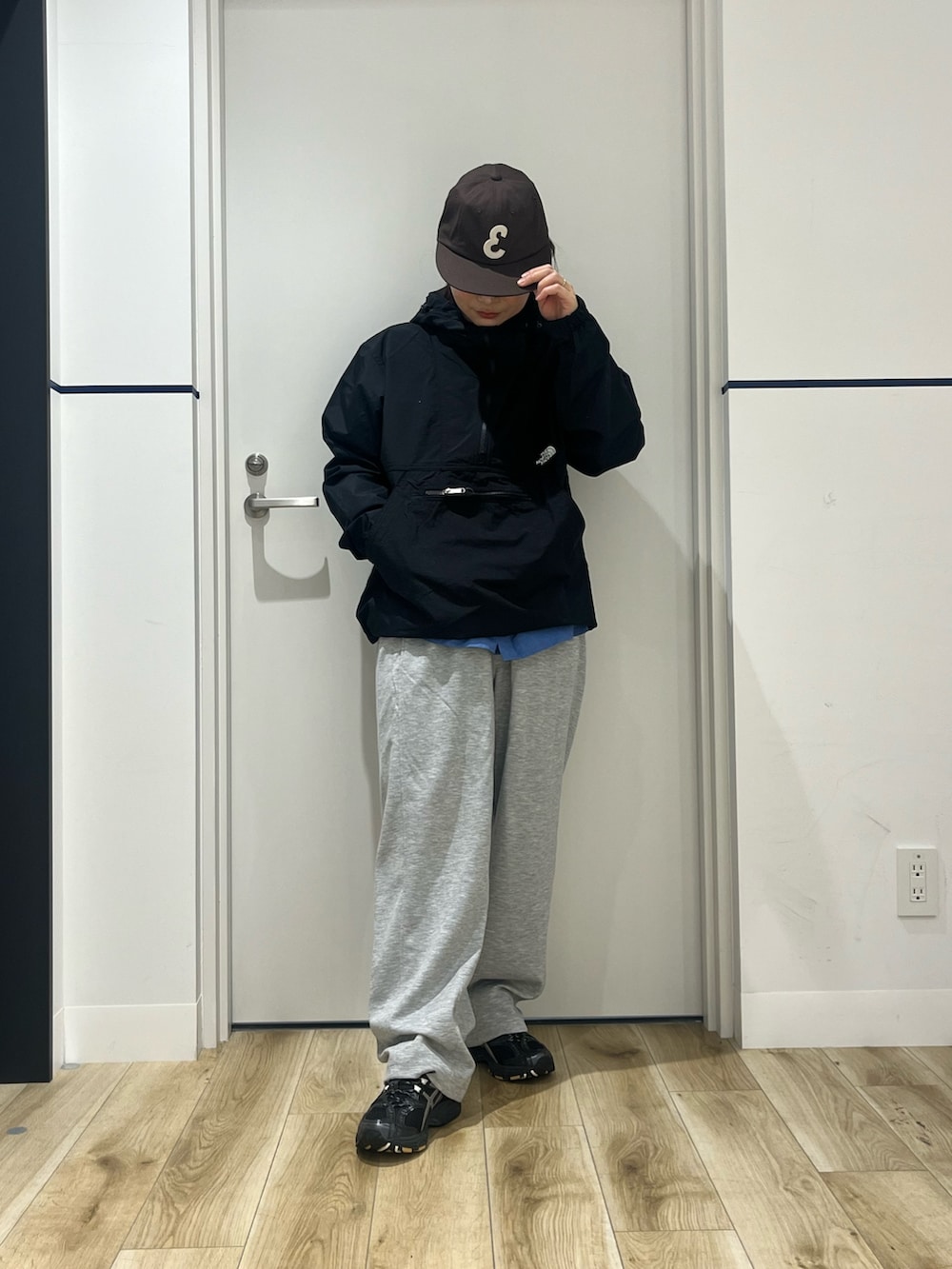 グレー系のその他パンツ、ブラック系のシューズ、ブルー系のシャツ/ブラウスを着用したレディースの冬コーディネートの4枚目の写真