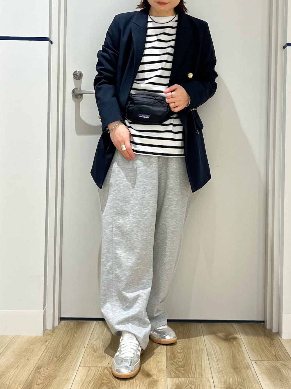 ブラック系のボディバッグ/ウエストポーチ、ブラック系のTシャツ/カットソー、グレー系のその他パンツを着用したレディースの春コーディネートの4枚目の写真