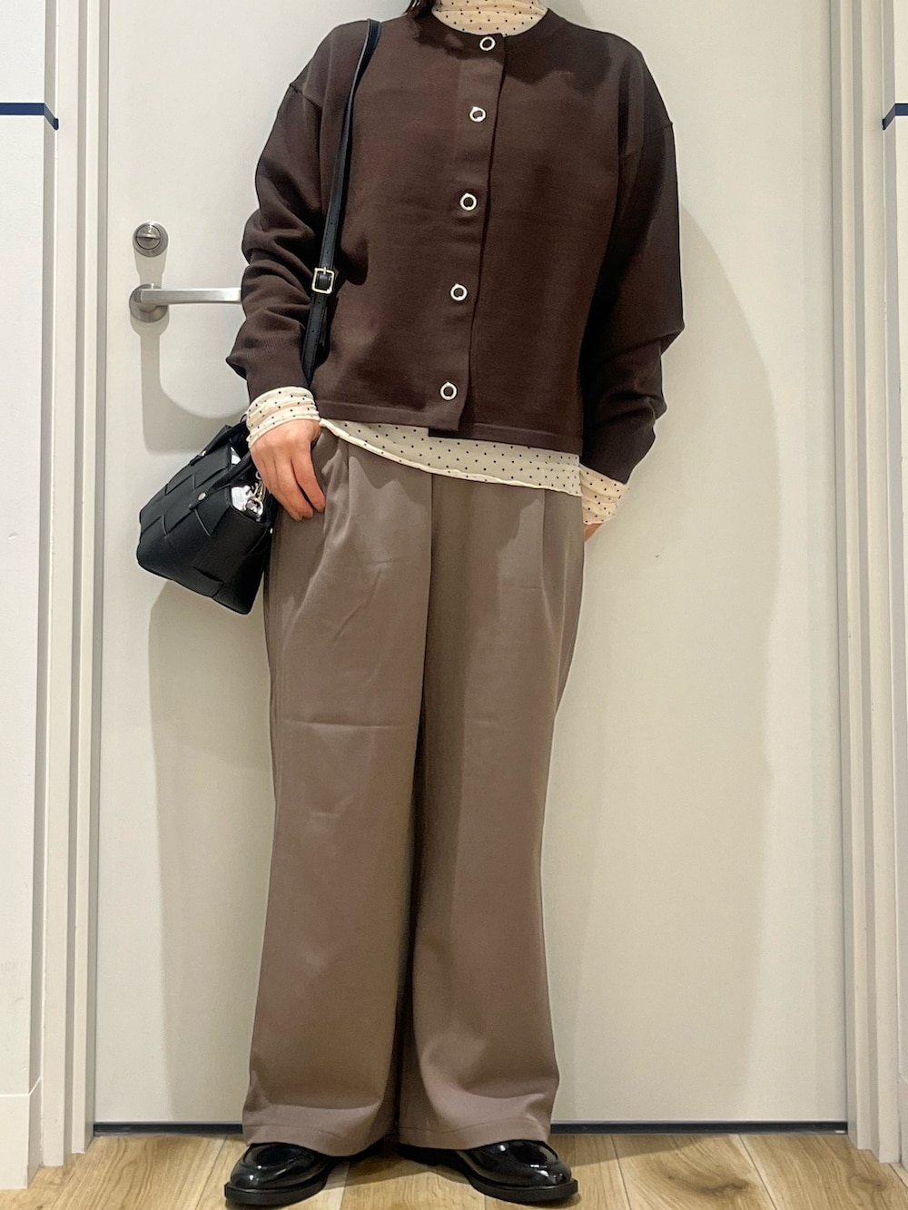 その他のTシャツ/カットソー、ブラウン系のカーディガン/ボレロ、ブラック系のハンドバッグを着用したレディースの秋コーディネートの3枚目の写真