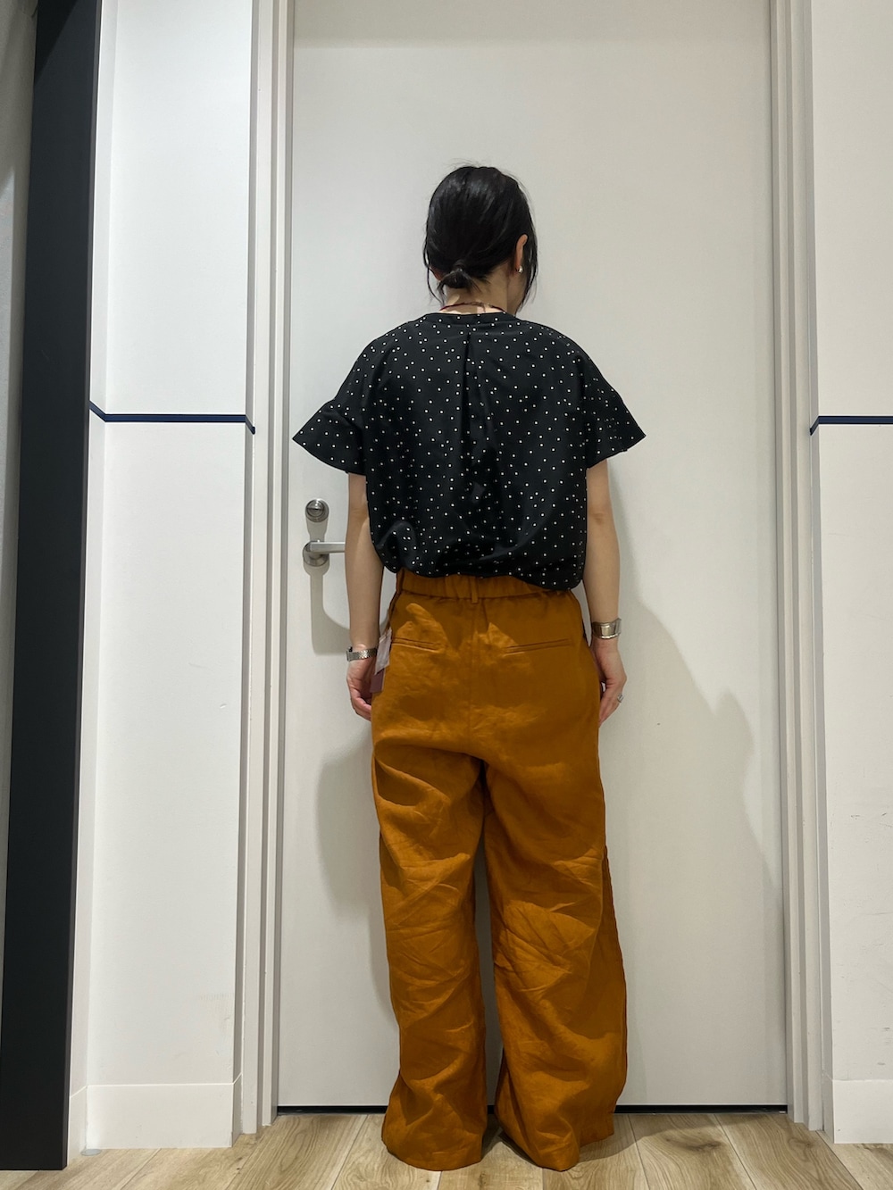 ブラウン系のサンダル、ブラック系のかごバッグ、ブラウン系のその他パンツを着用したレディースの夏コーディネートの4枚目の写真