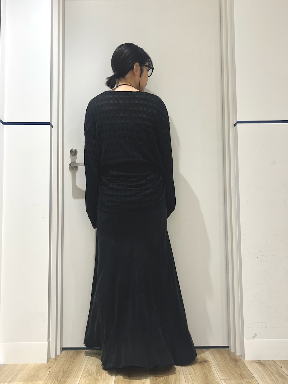 ブラック系のTシャツ/カットソー、シルバー系のトートバッグ、ブラック系のスカートを着用したレディースの秋コーディネートの2枚目の写真