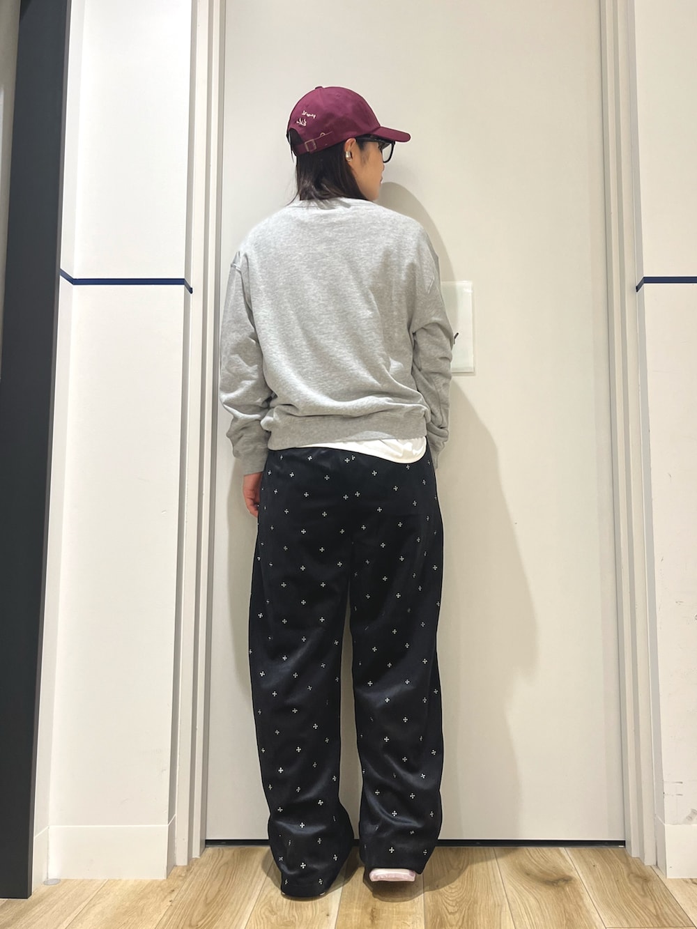 ピンク系のスニーカー、グレー系のスウェット、ホワイト系のTシャツ/カットソーを着用したレディースの秋コーディネートの3枚目の写真