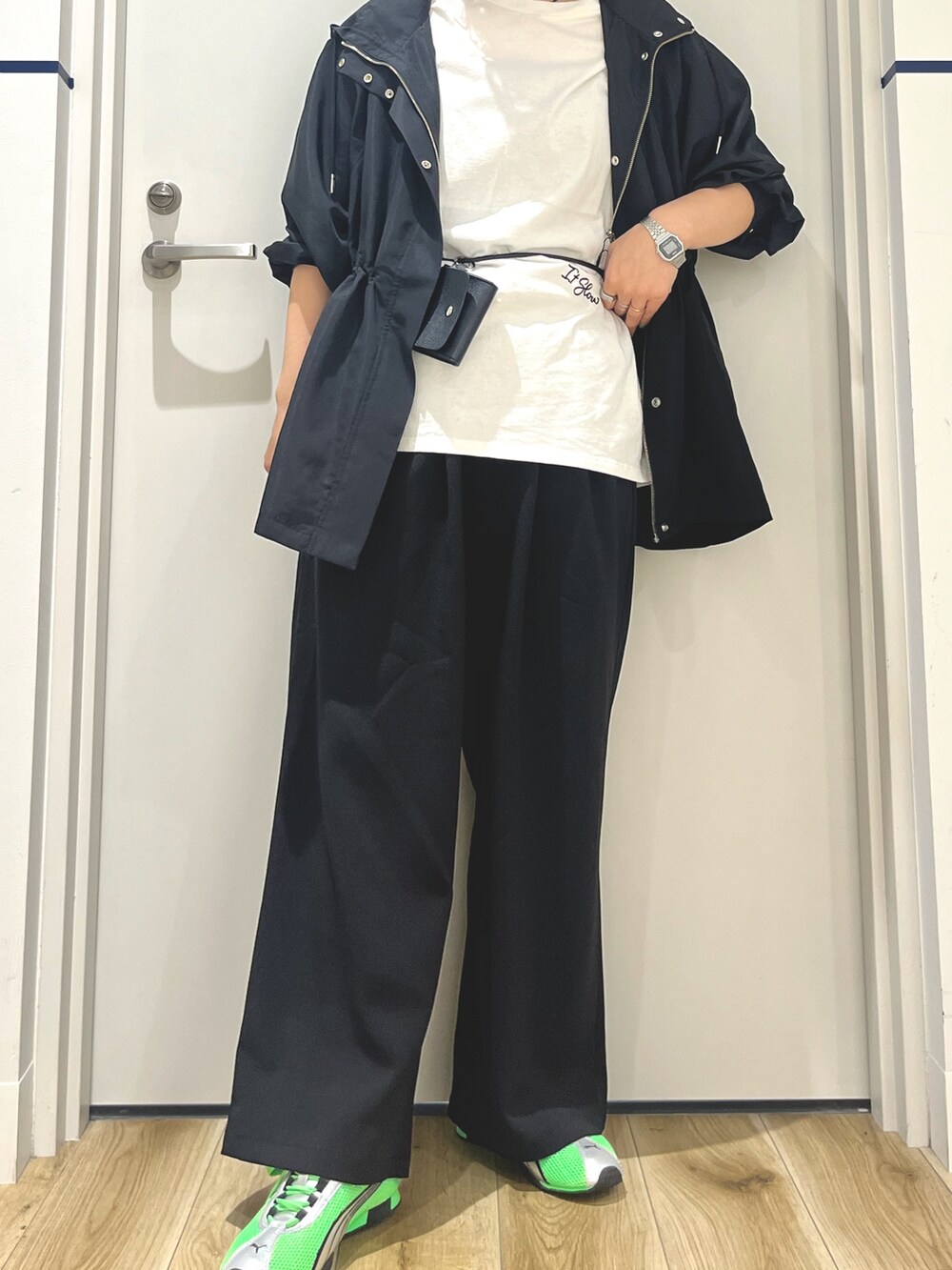 グリーン系のスニーカー、ブラック系のその他パンツ、ホワイト系のTシャツ/カットソーを着用したレディースの秋コーディネートの5枚目の写真