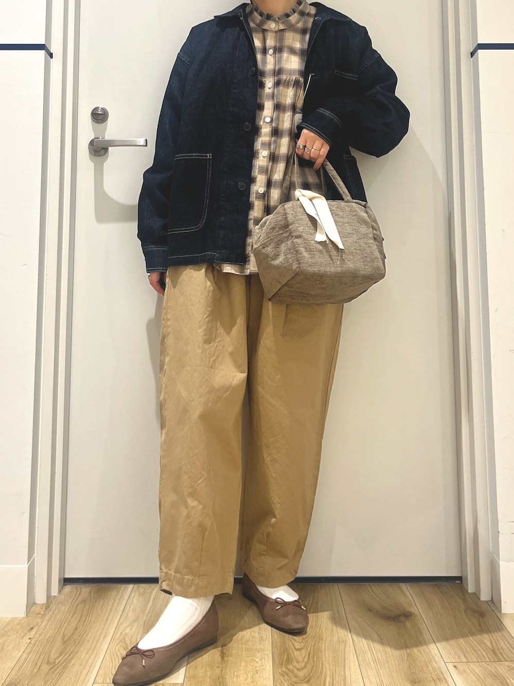 ベージュ系のシャツ/ブラウス、ブルー系のデニムジャケット、ベージュ系のその他パンツを着用したレディースの秋コーディネートの4枚目の写真