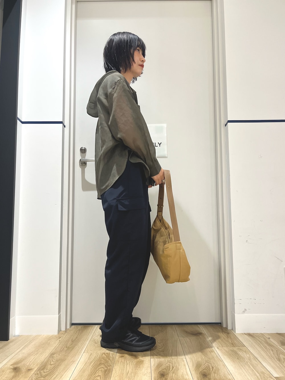 グレー系のシャツ/ブラウス、ベージュ系のバッグ、ブルー系のその他パンツを着用したレディースの夏コーディネートの2枚目の写真