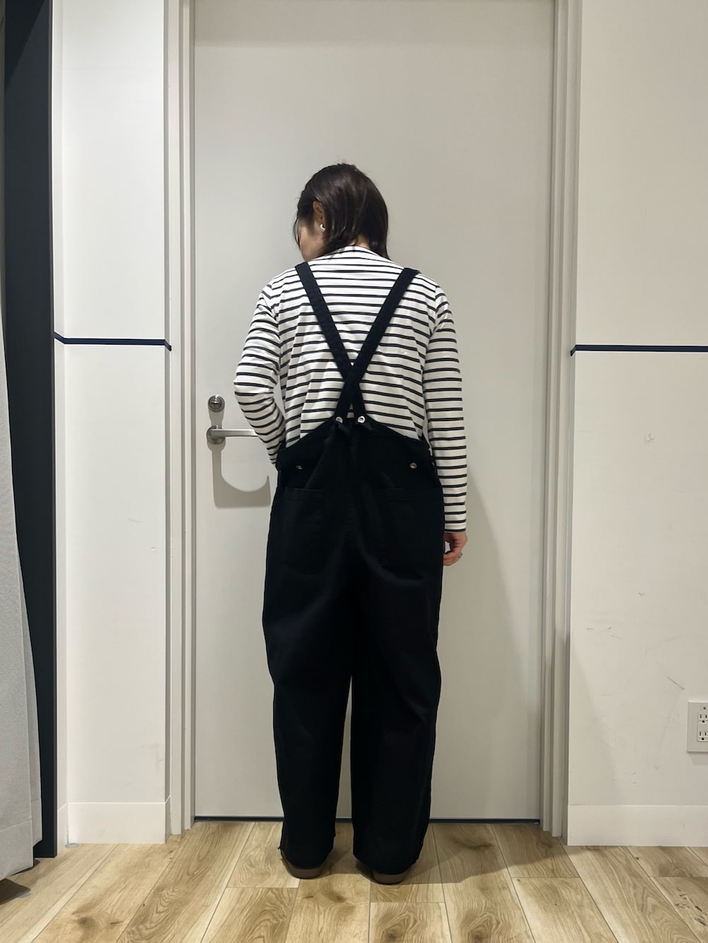 ホワイト系のTシャツ/カットソー、ブラック系のサロペット/オーバーオール、ホワイト系のハンドバッグを着用したレディースの春コーディネートの4枚目の写真