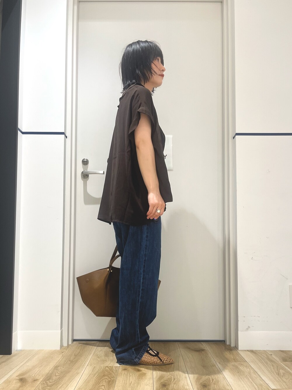 ブラウン系のシャツ/ブラウス、ブルー系のデニムパンツ、イエロー系のトートバッグを着用したレディースの夏コーディネートの2枚目の写真