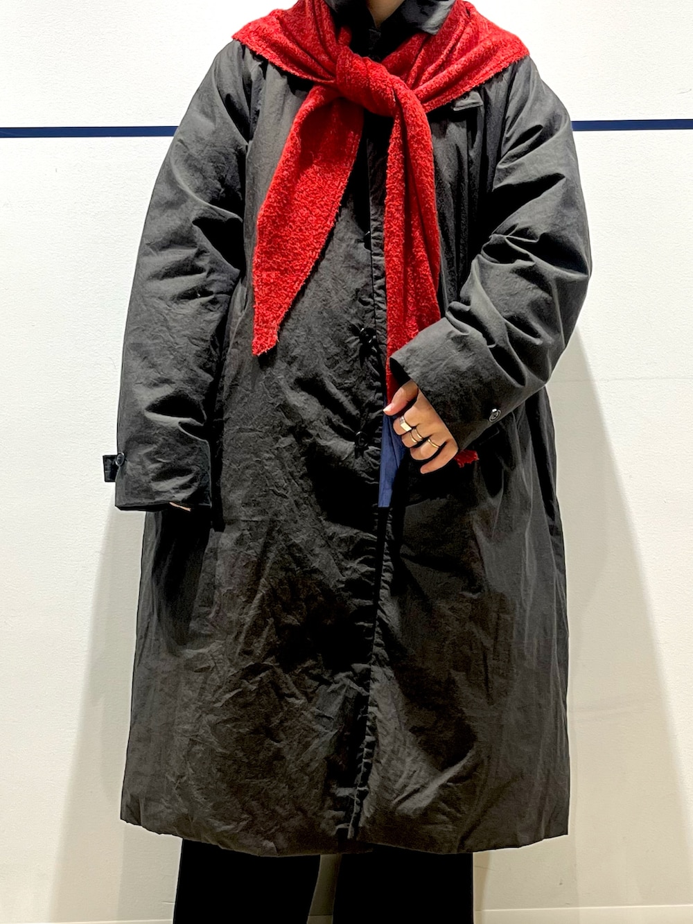 ブラック系のダウンジャケット/コート、ブラック系のその他パンツ、ブラック系のローファーを着用したレディースの冬コーディネートの6枚目の写真