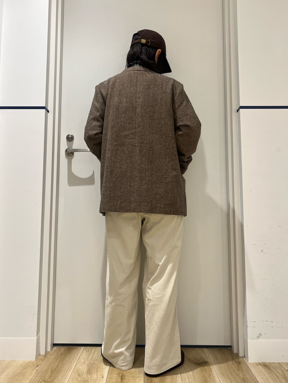 ブラウン系のその他シューズ、ホワイト系のその他パンツ、ブラウン系のノーカラージャケットを着用したレディースの秋コーディネートの3枚目の写真