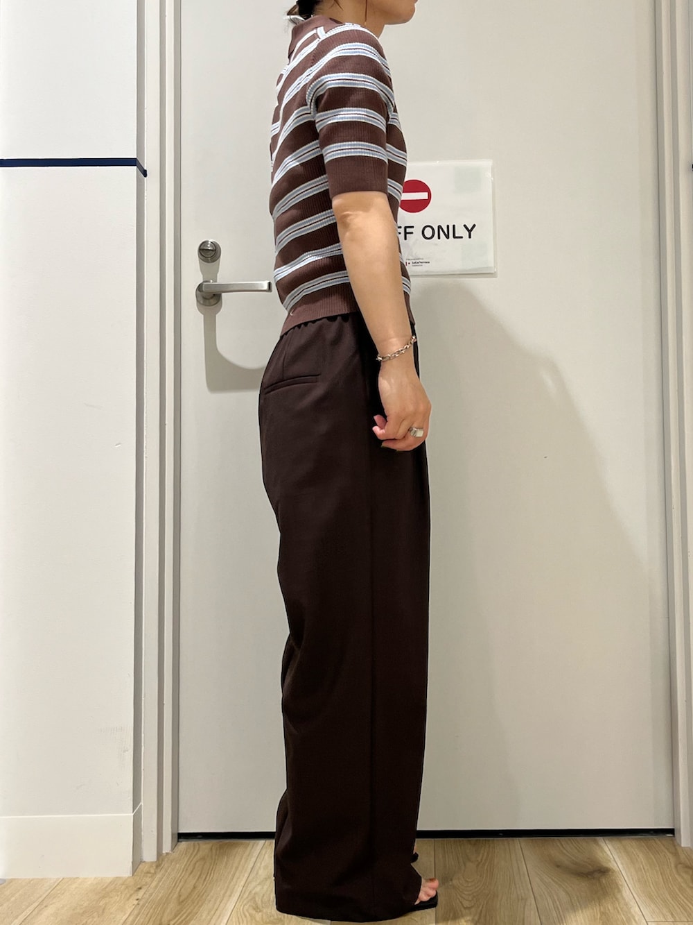 ブラウン系のニット/セーター、ブラウン系のその他パンツ、ブラック系のサンダルを着用したレディースの夏コーディネートの3枚目の写真