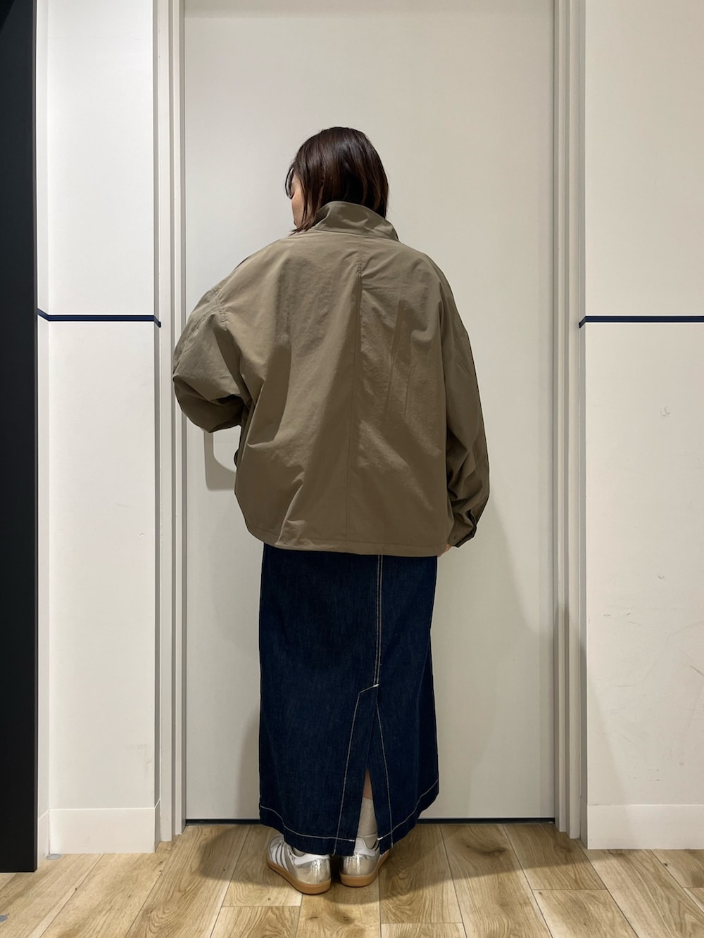 ブルー系のスカート、ホワイト系のTシャツ/カットソー、ブルー系のスウェットを着用したレディースの春コーディネートの3枚目の写真