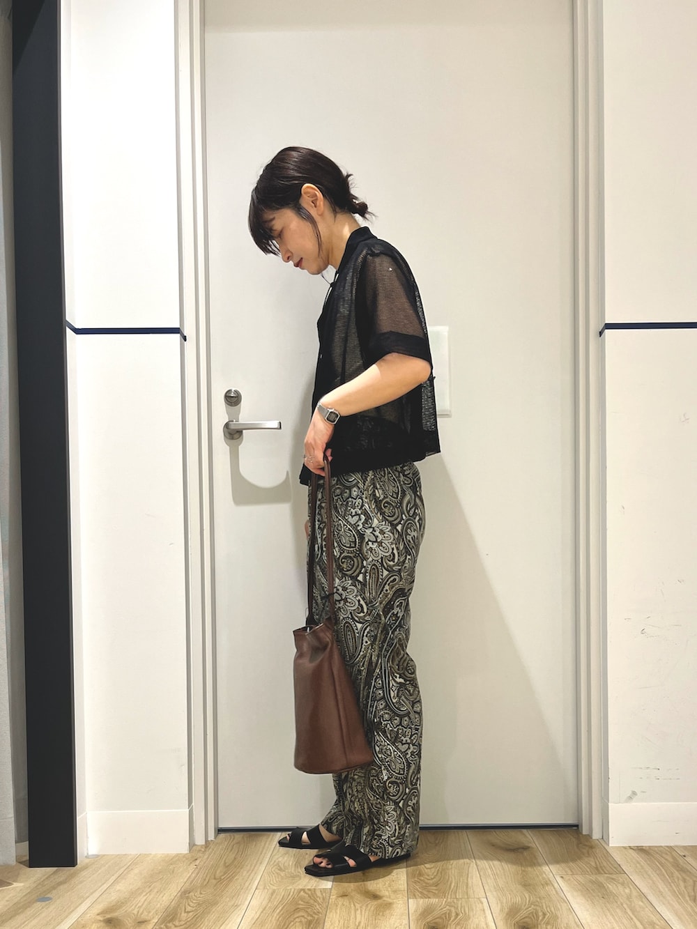 ブラック系のサンダル、ブラウン系のその他パンツ、ブラック系のシャツ/ブラウスを着用したレディースの夏コーディネートの3枚目の写真