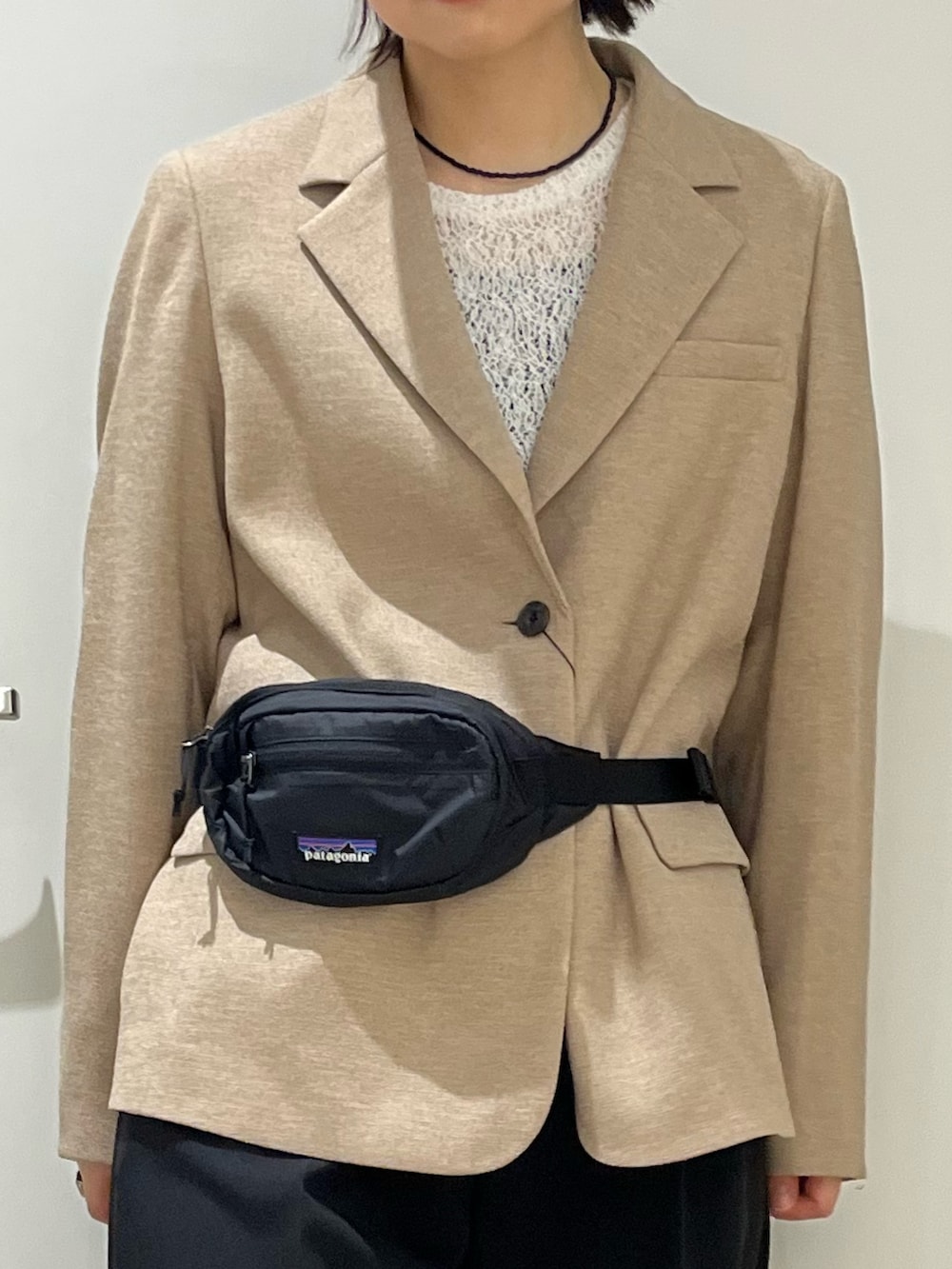 ベージュ系のその他アウター、ブラック系のローファー、ブラック系のその他パンツを着用したレディースの春コーディネートの4枚目の写真