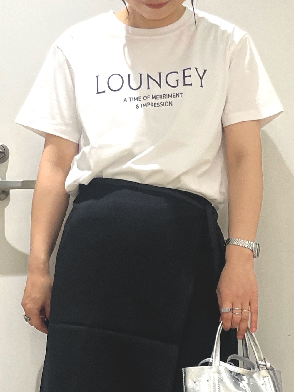 シルバー系のトートバッグ、ブラック系のその他パンツ、シルバー系のサンダルを着用したレディースの夏コーディネートの5枚目の写真