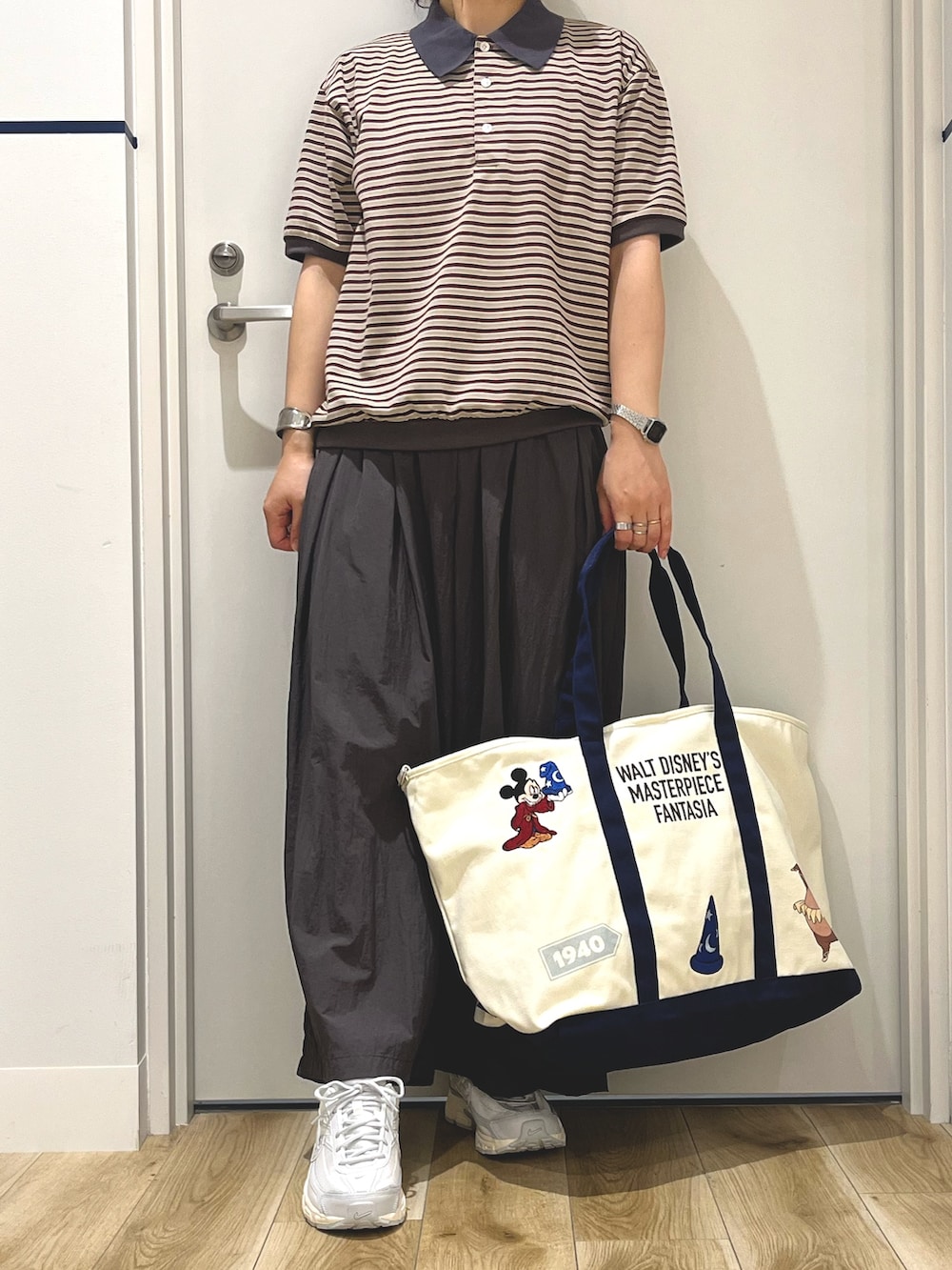 グレー系のポロシャツ、グレー系のその他パンツ、ホワイト系のスニーカーを着用したレディースの夏コーディネートの4枚目の写真