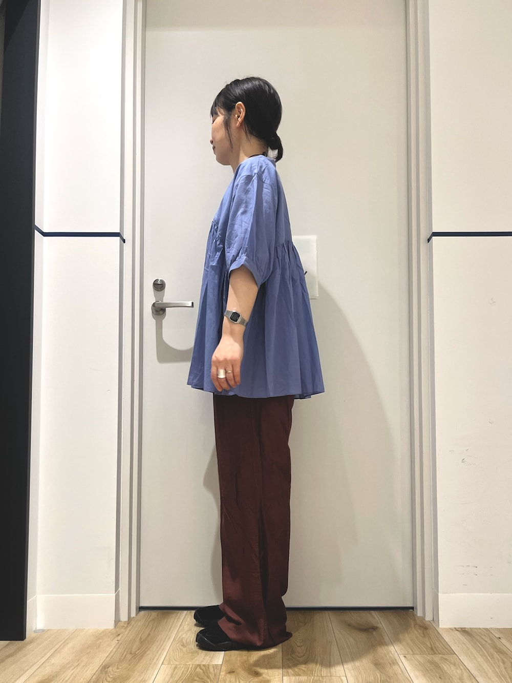 レッド系のその他パンツ、ブルー系のシャツ/ブラウス、ブラック系のその他シューズを着用したレディースの夏コーディネートの2枚目の写真
