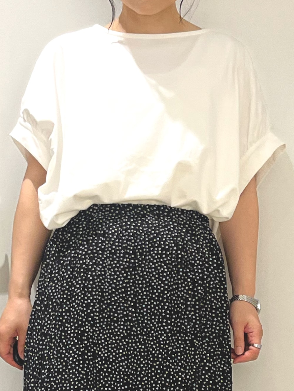ブラック系のスカート、ブラック系のその他シューズ、ホワイト系のTシャツ/カットソーを着用したレディースの夏コーディネートの3枚目の写真