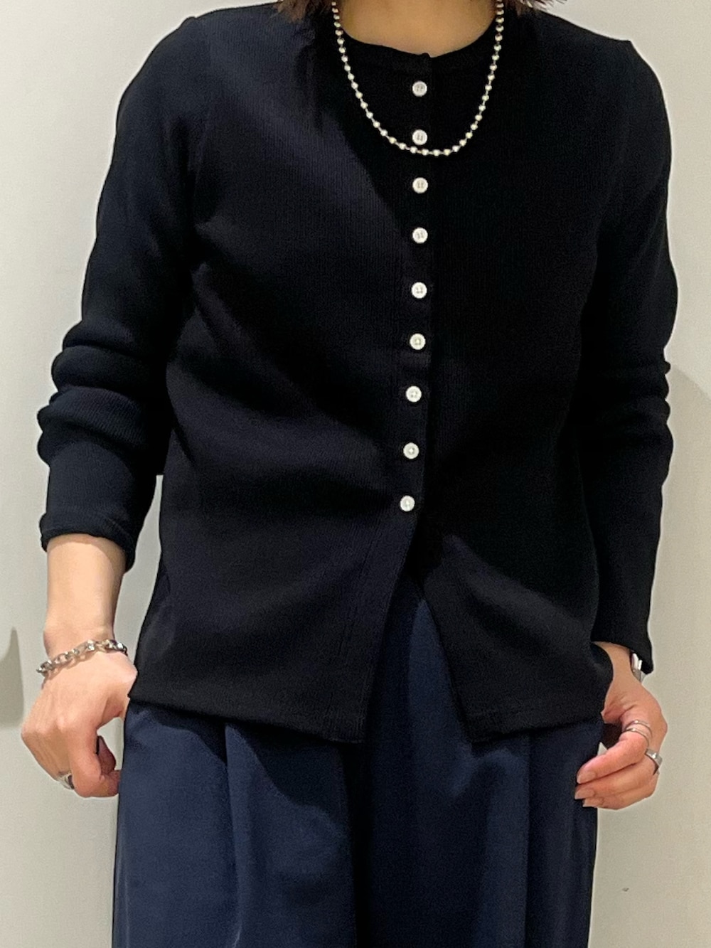 ブラック系のカーディガン/ボレロ、ブルー系のその他パンツ、ブラック系のスニーカーを着用したレディースの春コーディネートの2枚目の写真